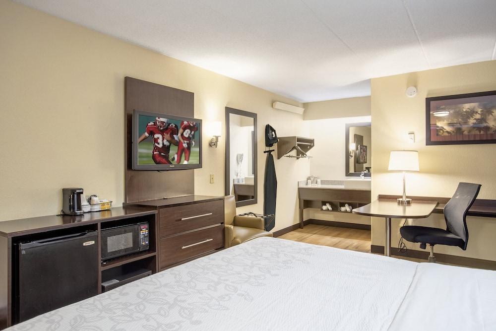 Red Roof Inn PLUS+ University at Buffalo - Amherst Room