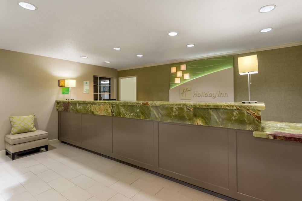 هوليداي إن أوبور ا بي آيتش جي منطقة الاستقبال