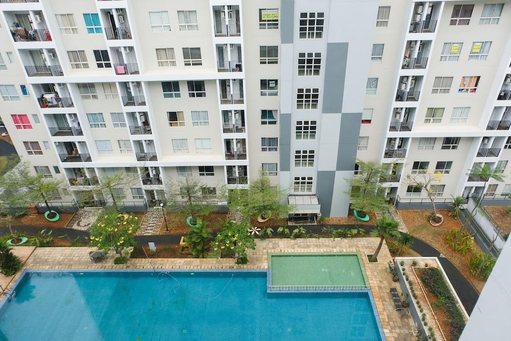 Cozy with City View Studio at Scientia Apartment Exterior
