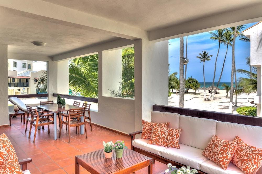 Oceanfront Apartment With Beach Views and Large Balcony Featured Image