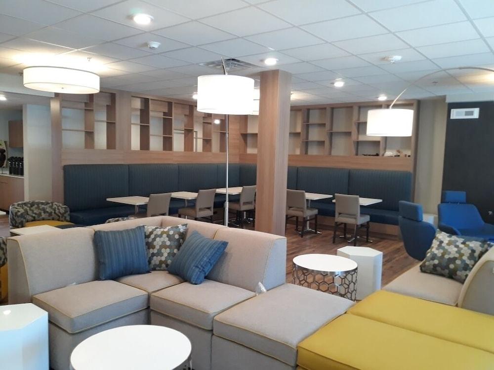 ميكروتيل إن آند سويتس باي ويندام وودلاند بارك منطقة الجلوس في الردهة