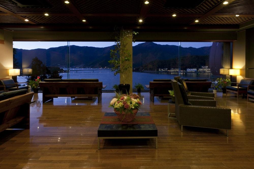 Rakuyu Lobby Sitting Area