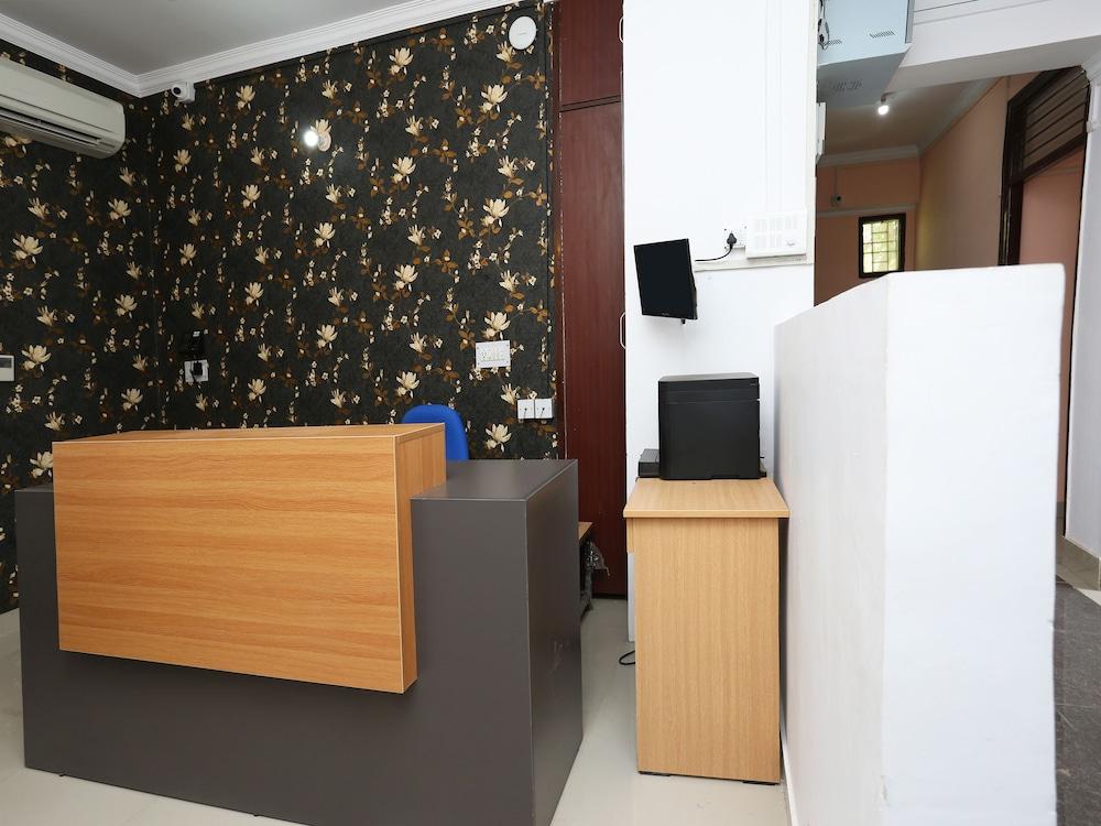 OYO Flagship 40126 Polytechnic Chauraha Reception