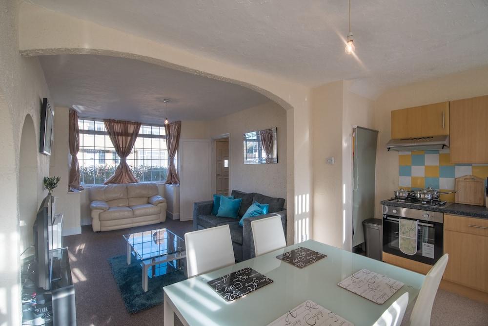 تو بد روم سيرفيسد هاوس