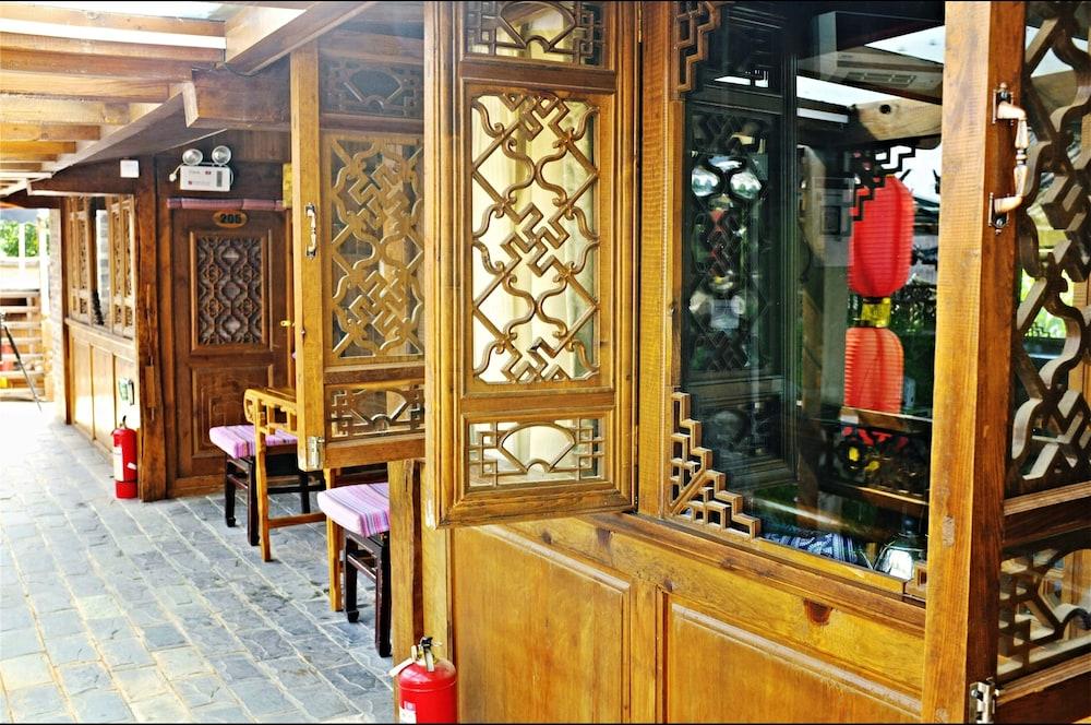 بايشا هوليداي ريزورت ليجيانج منطقة الانتظار في الردهة