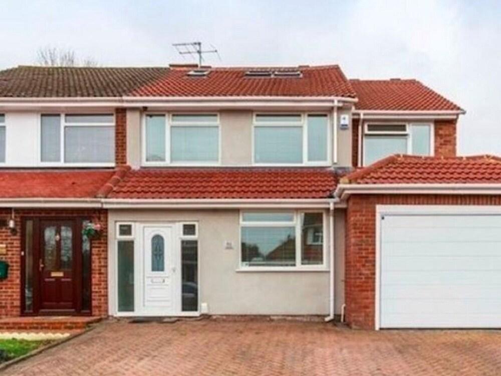 Plush Holiday Home in Slough near Windsor Castle