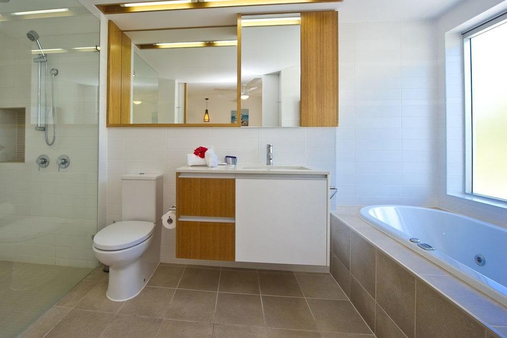 Maggies Beachfront Apt. 5 Bathroom