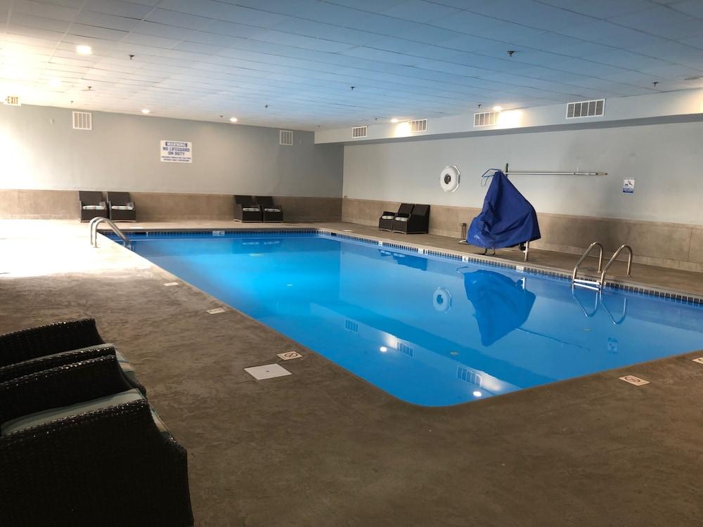 هوليداي إن تشارلوتسفيل -يونيف أري ا باي آيتش جي حمام سباحة مغطى