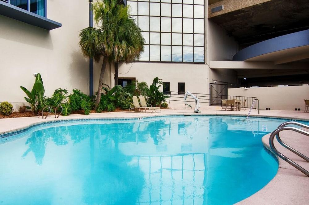 كوبلاند تاور سويتس، آن أسيند هوتل كوليكشن ميمبر زحليقة مائية