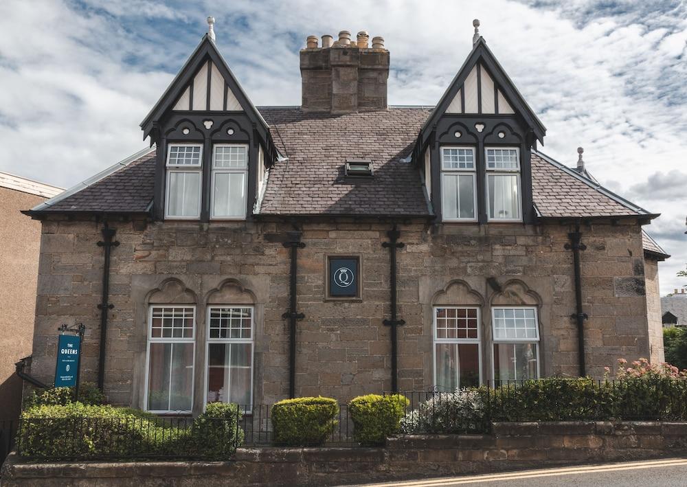 ذا كوينز بد آند بريكفاست