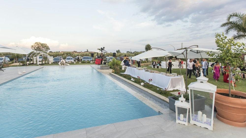 أجريتوريزمو توري فلافيا حمام سباحة لا متناهي