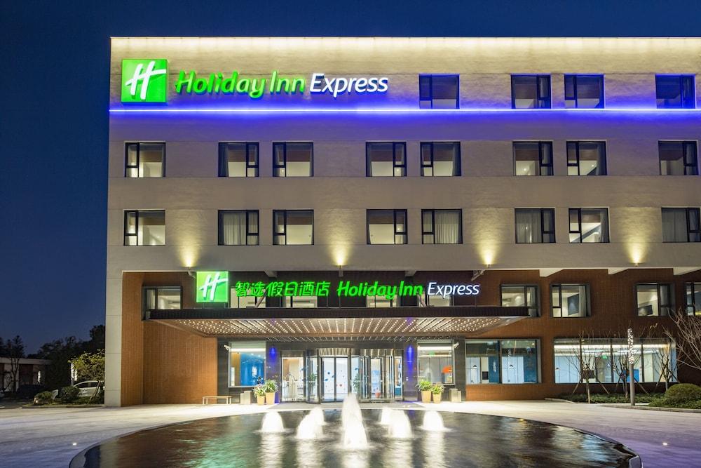 Holiday Inn Express Shanghai Kangqiao by IHG Exterior