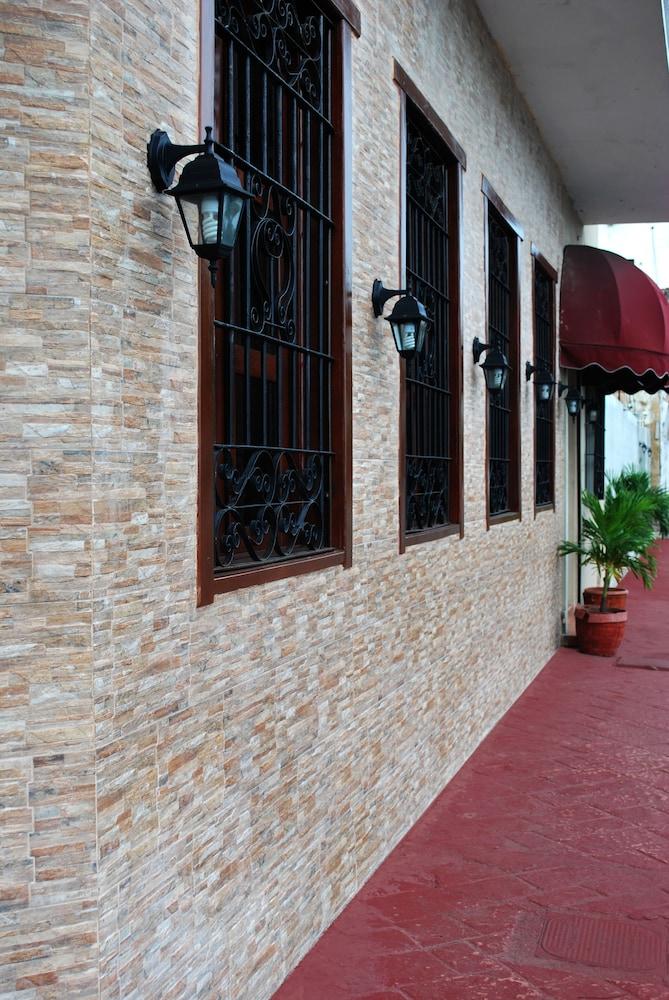 هوتل لا لياف ديل مار تفاصيل الفندق من الخارج