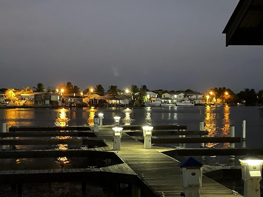 هوتل آند دايف سنتر روتان يوت كلوب الصورة الأساسية