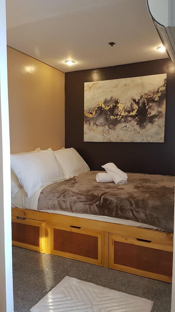 ذا بيك تاور إن هارت أوف ماكاتي سي بي دي الصورة الأساسية