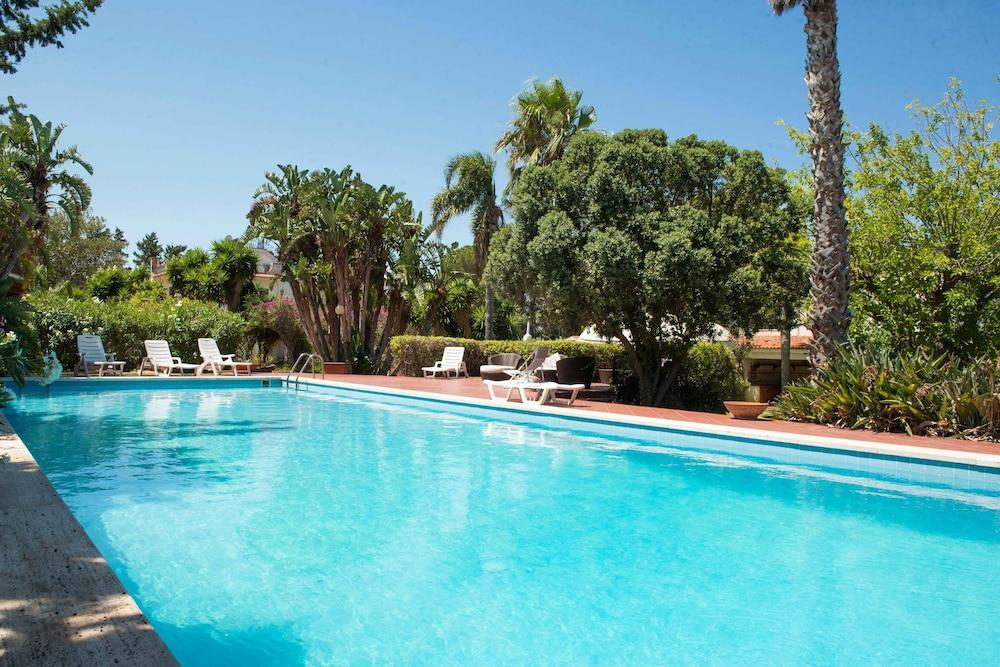 اونا سكوجليرا سول ماري كون بيسينا باي واندرفول إيتالي