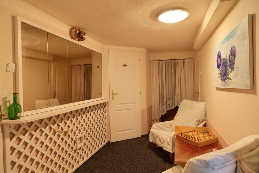 بنزيون بود زفونيم منطقة الاستقبال في النادي الصحي