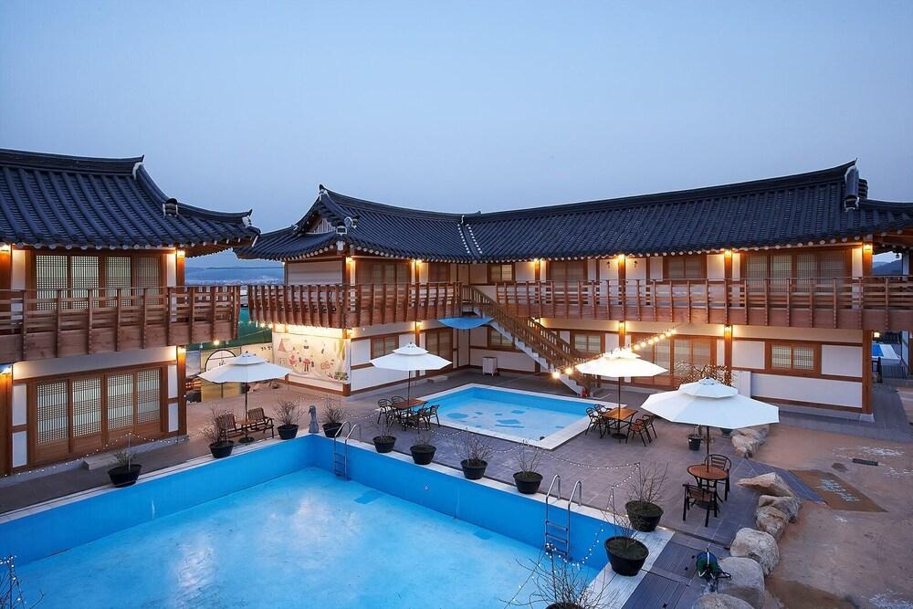 جيونغجو إن هانوك بنسيون حمام سباحة مكشوف