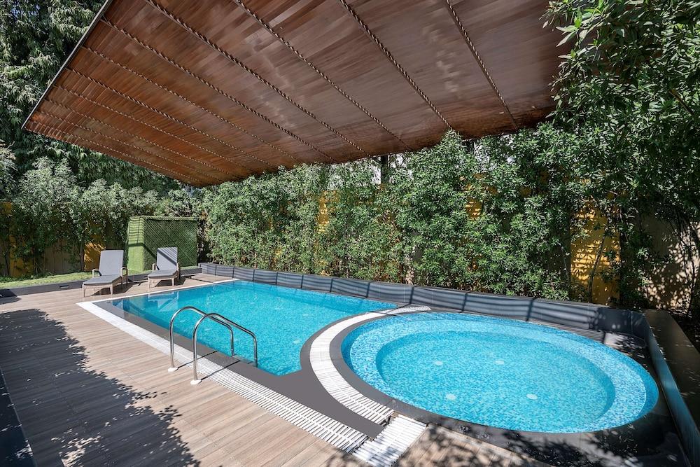 هوتل راديسون بلو أحمد آباد حمام سباحة مكشوف