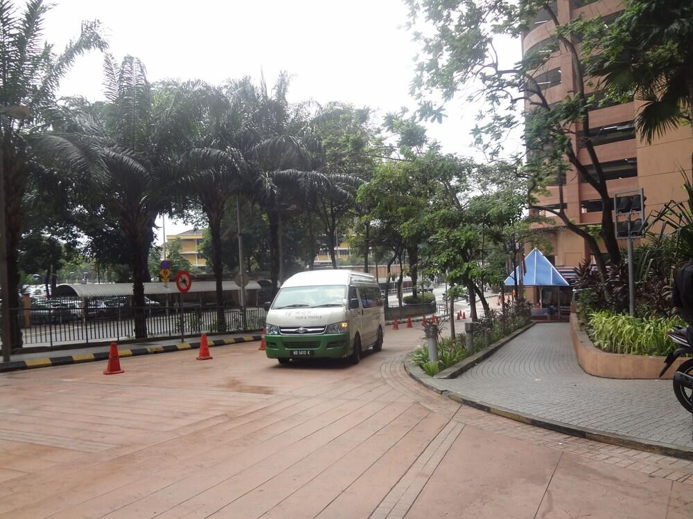 Good Service Suite at Times Square Property Grounds