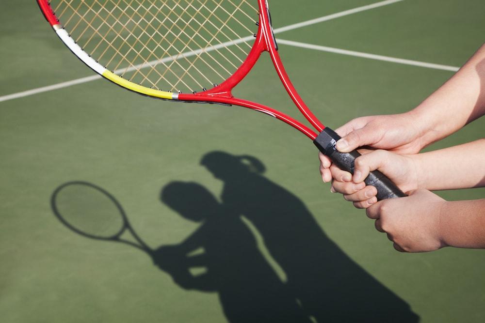 هوليداي إن كلوب فاكيشنز آت ليك جينيفا ريزورت باي آيتش جي ملعب التنس