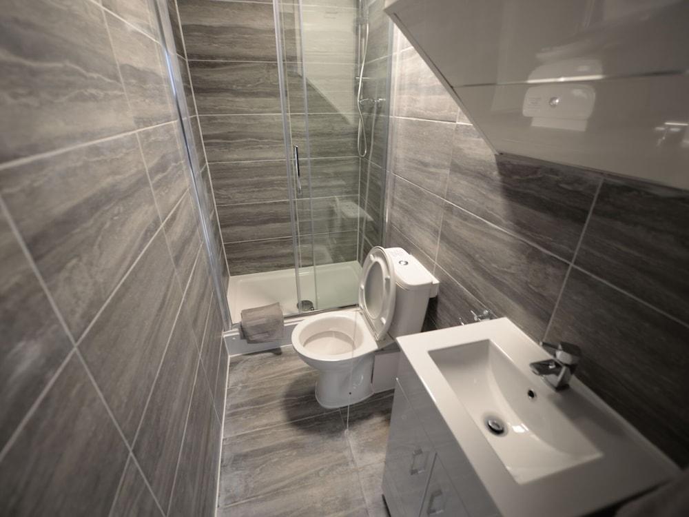 كونتيمبوراري هوليداي هوم إن كوفنتري نير فارجو فيليدج حمام