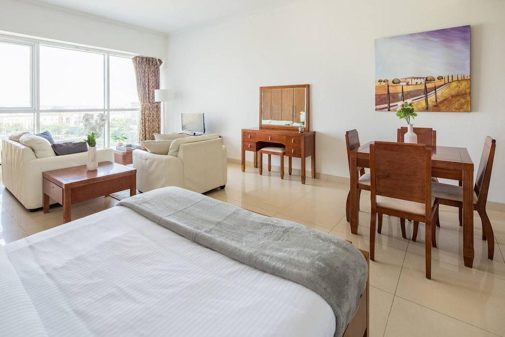 Spacious and Comfy Studio in Heart of Jlt! Room