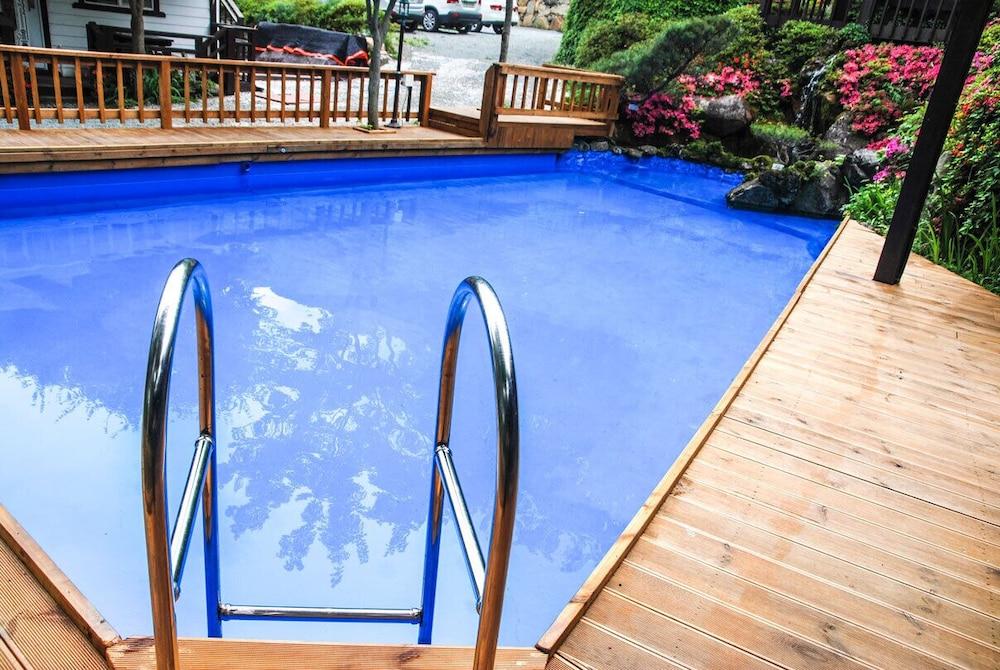 بايناي-جول ألبنسيا بنسيون حمام سباحة مكشوف