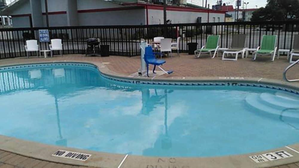 Comfort Inn & Suites Thomson Outdoor Pool