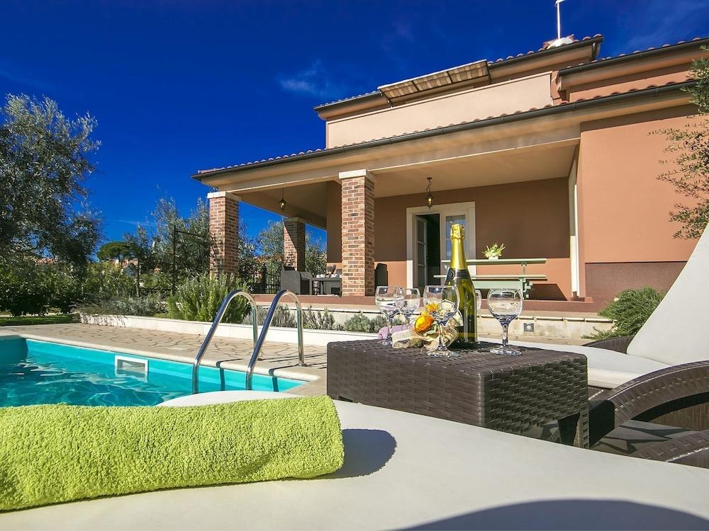 Modern Villa in Kaštelir-labinci With Pool Exterior