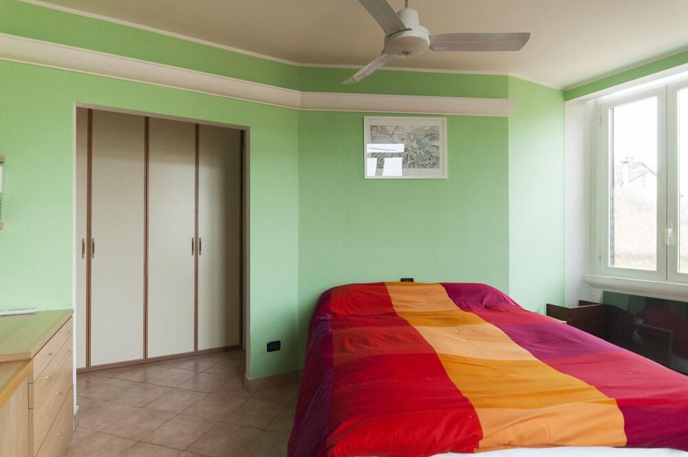 Typical Apartment on River Naviglio / Darsena Room