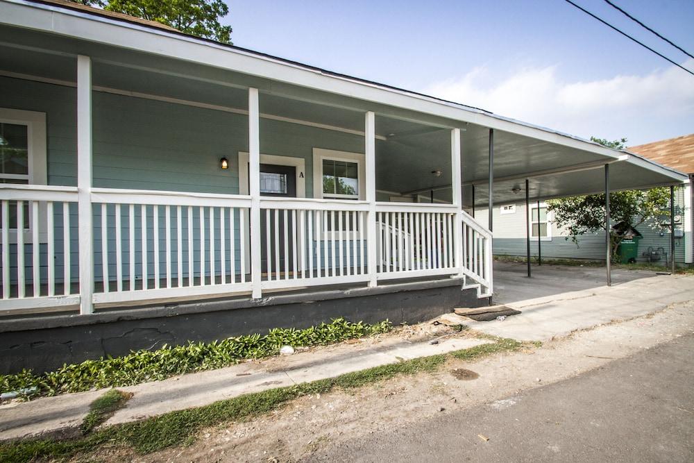 3 بد رومز/2 باث رومز ريموديلد نير داون تاون المنطقة الخارجية