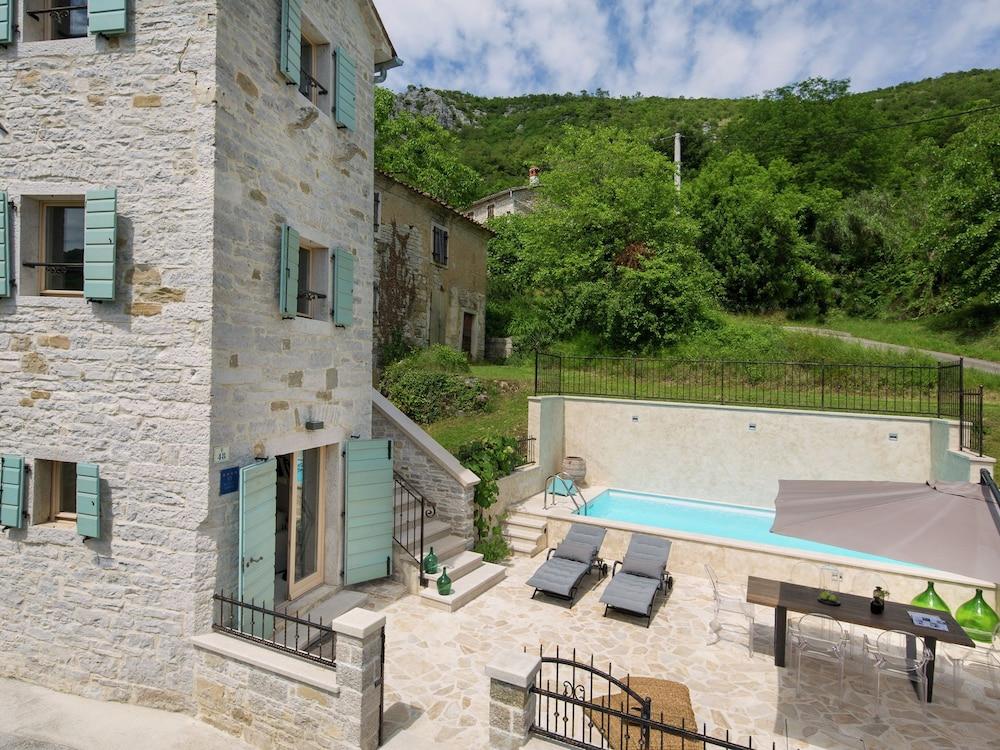 فيلا ويذ برايفت بول، تيراس، باربيكو، فيوز، إن بيكتر سكوي فيليدج