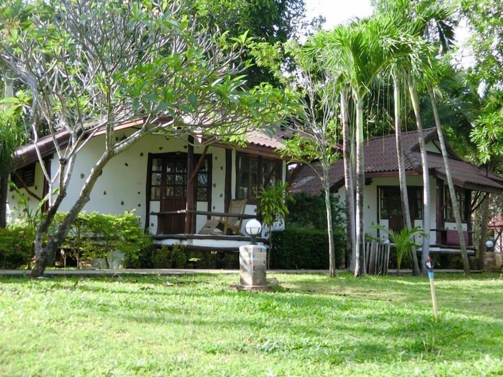 Talkoo Beach Resort Khanom Property Grounds