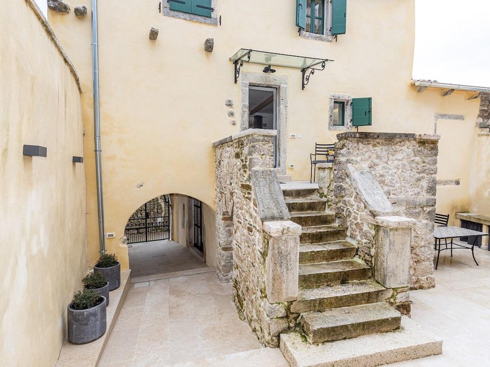 Renovated Stone House with Hot Tub in Central Istria