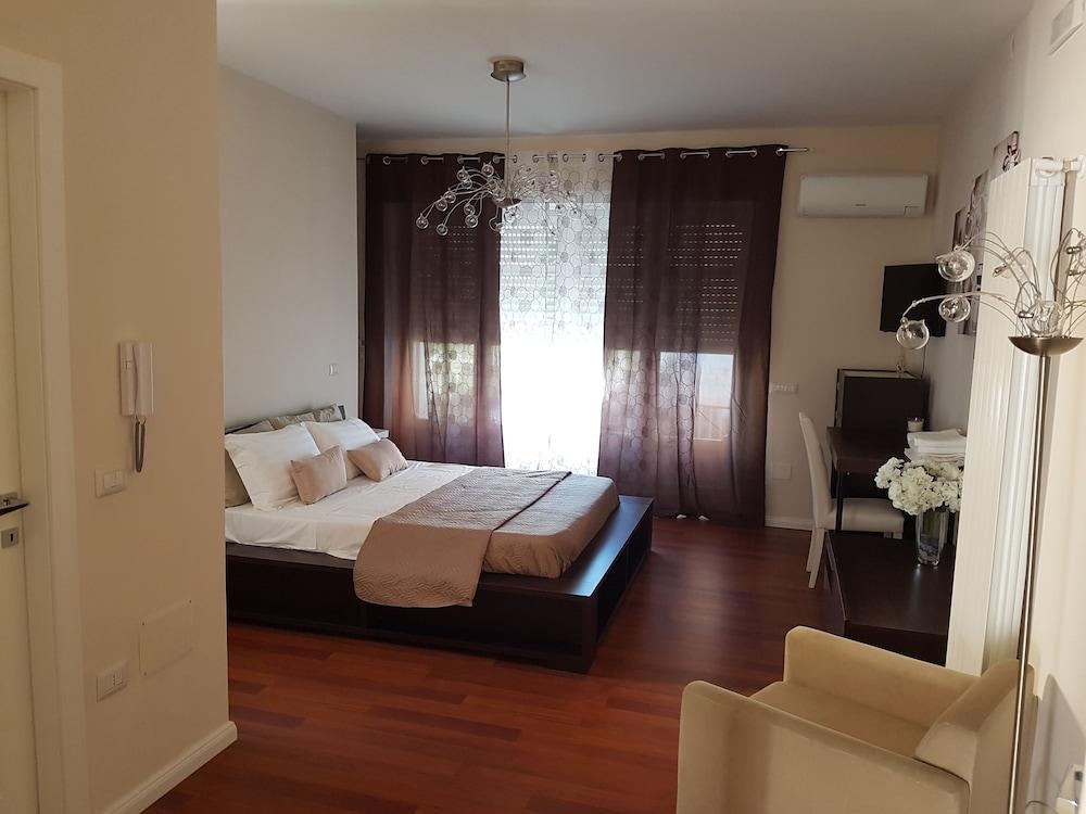 بي آند بي بومبي روينز ديه شارم الصورة الأساسية