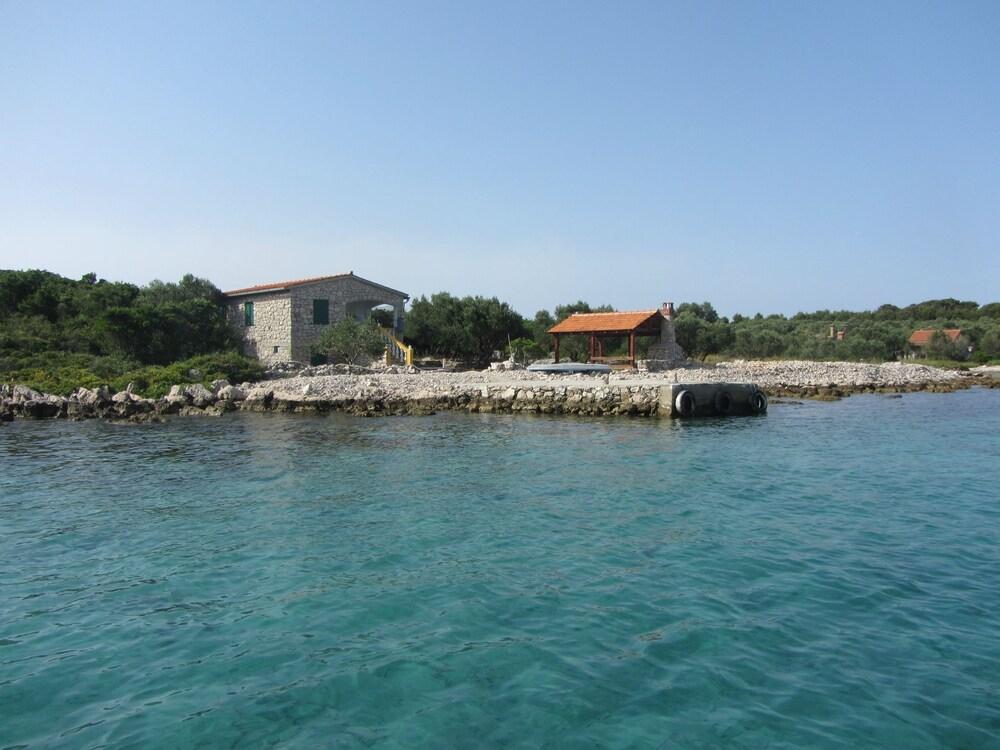 Back to Basics in This Cozy Fisherman's Cottage by the sea on the Island Zizanj Exterior