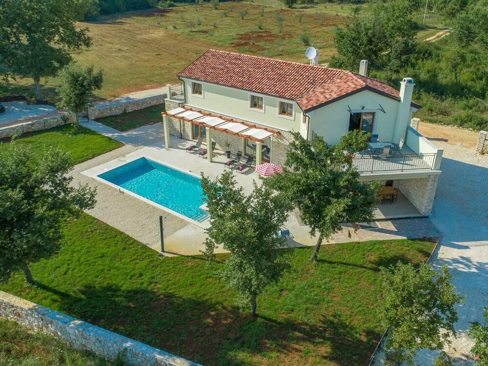 Newly Built Villa in a Secluded Location With a Pool for 8 People Exterior