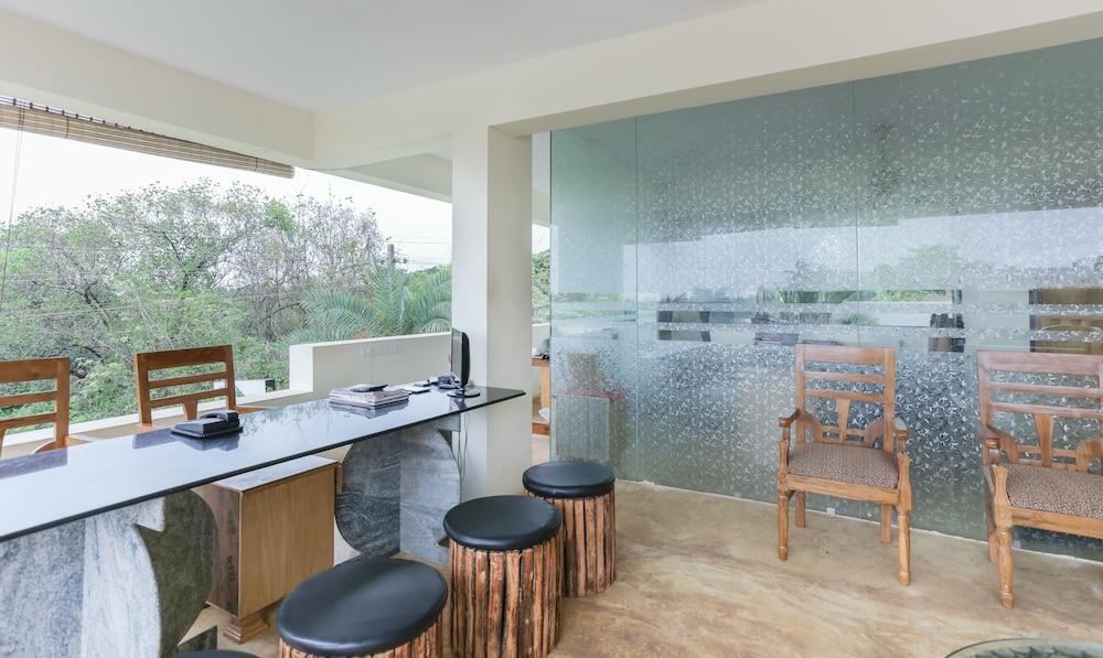 Treebo Aarya Boulevard Lobby