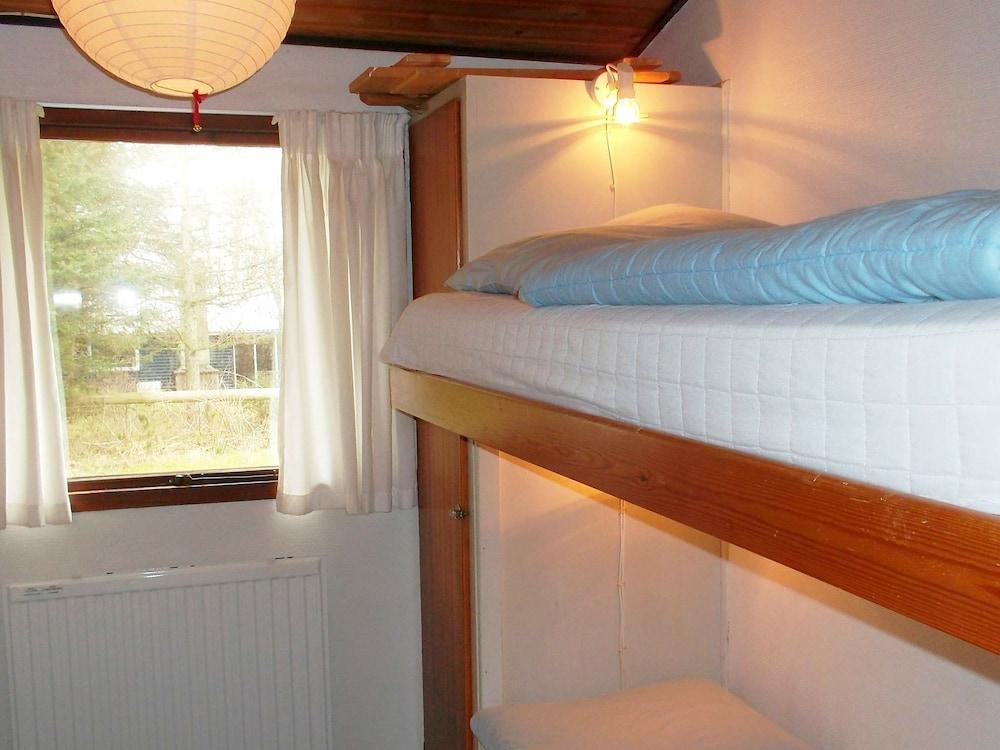 ستيليش هوليداي هوم نير سترور ويذ جاردن فورنيتور غرفة