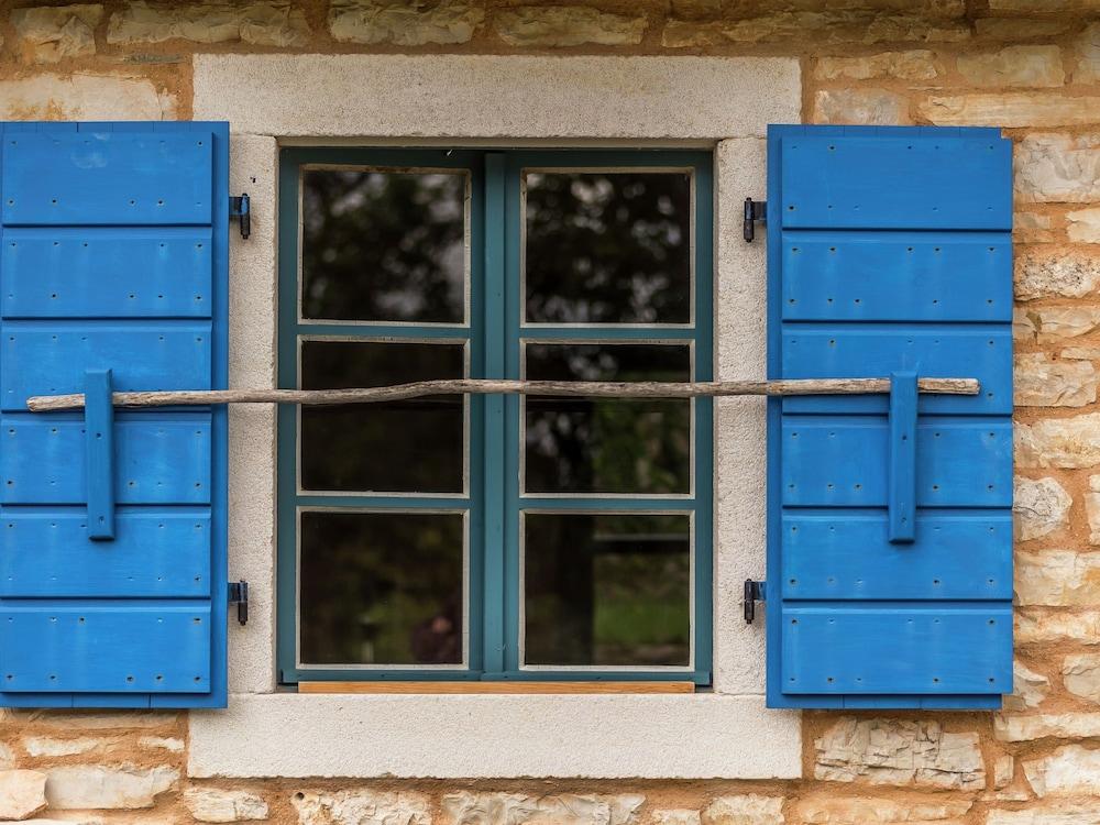 أتراكتيف فيلا ويذ بول آند فينسد جاردن - بريفاسي جوارانتيد المنطقة الخارجية