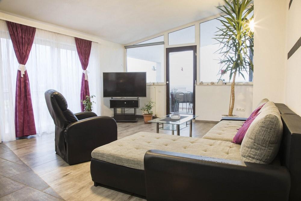 مودرن 10 إمو2 ايبا ت ويث ذا تيراس آند بيوتيفول فيو