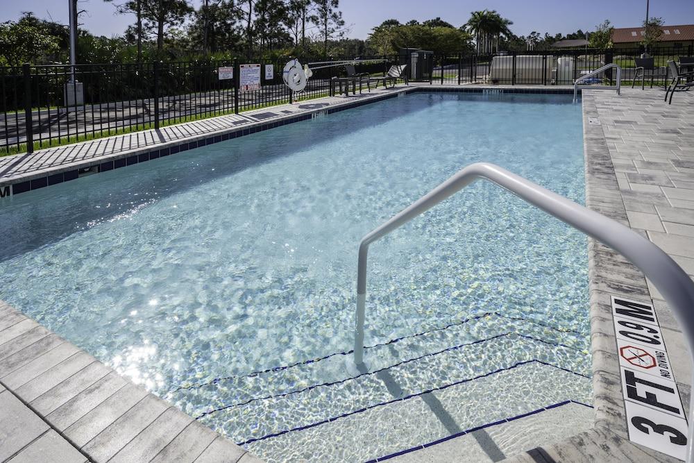 هوليداي إن إكسبرس آند سويتس فورت مايرز أيربورت باي آيتش جي حمام سباحة مكشوف