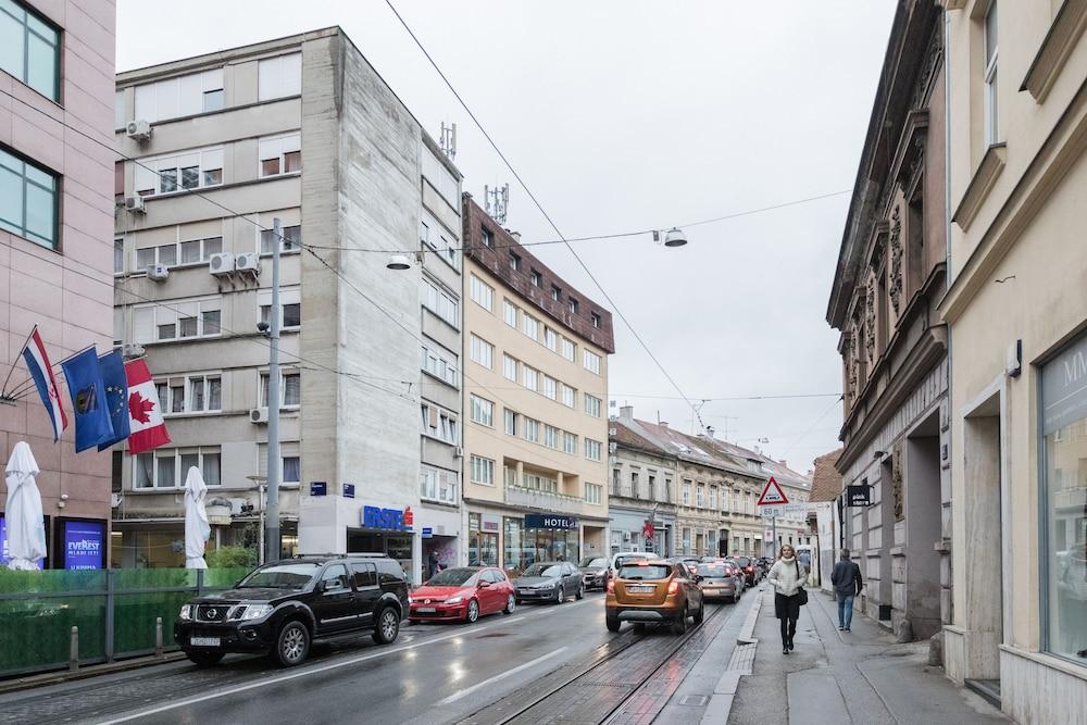 Modern Apartment few Steps From Main Square! Exterior