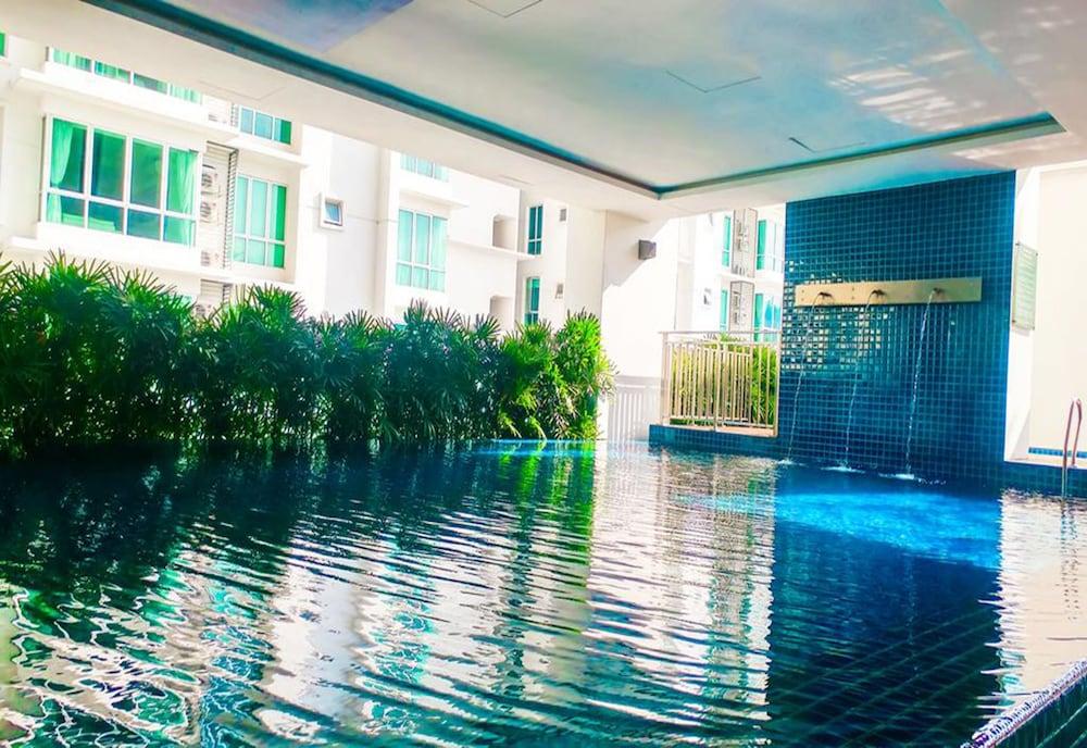 ريتشموند آند أستون كيارا سويتس كوالالمبور حمام سباحة مغطى