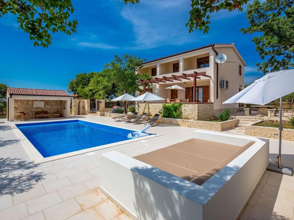 Comfortable Villa With a Panoramic View and Private Pool, Near Zadar Exterior