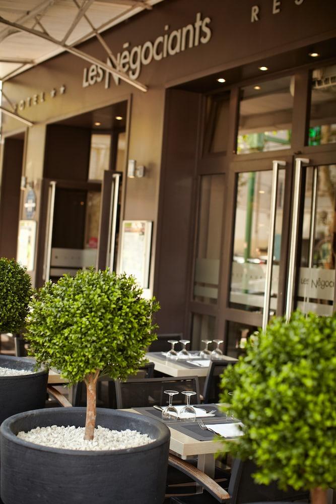 أوتل لي نيجوسيا