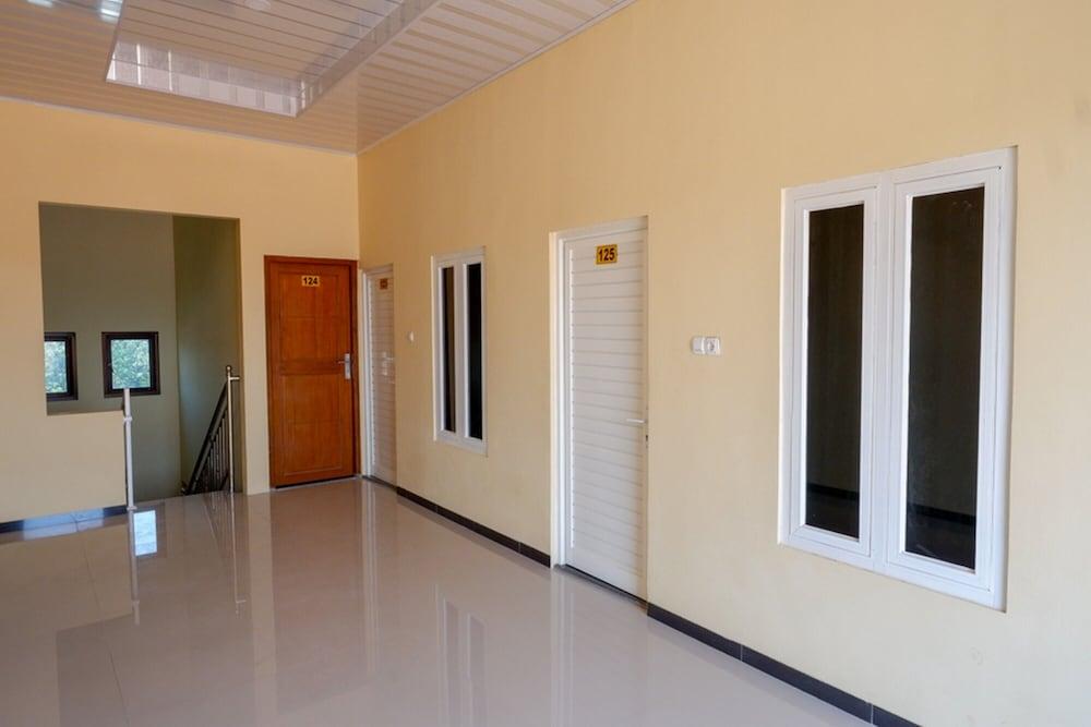 ريد دورز نير ألون ألون باتي داخلي