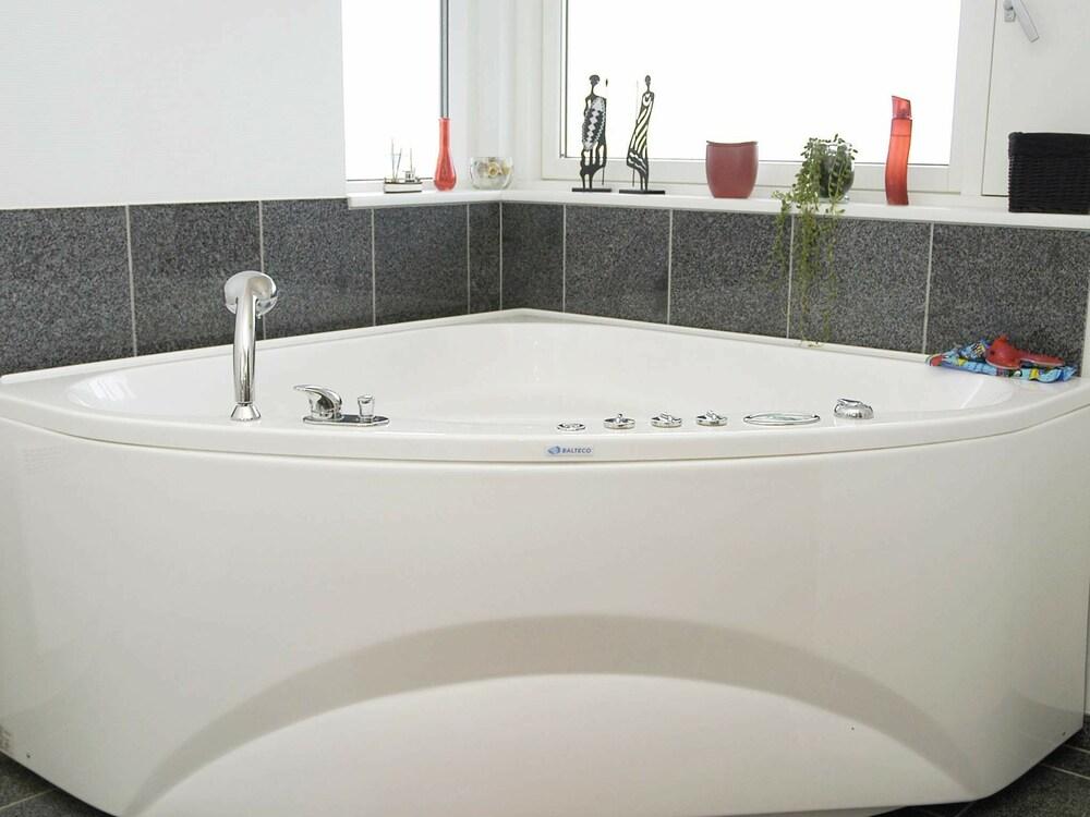 لاكوريوس هوليداي هوم إن فونين ويذ سونا علاج سبا