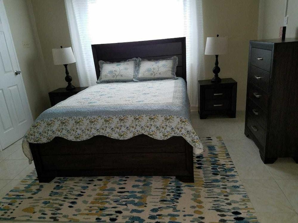 ذا ديسكفري باي لوكس أبارتمنت غرفة